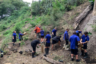 Maeroa students doing the mahi to clean up the gully